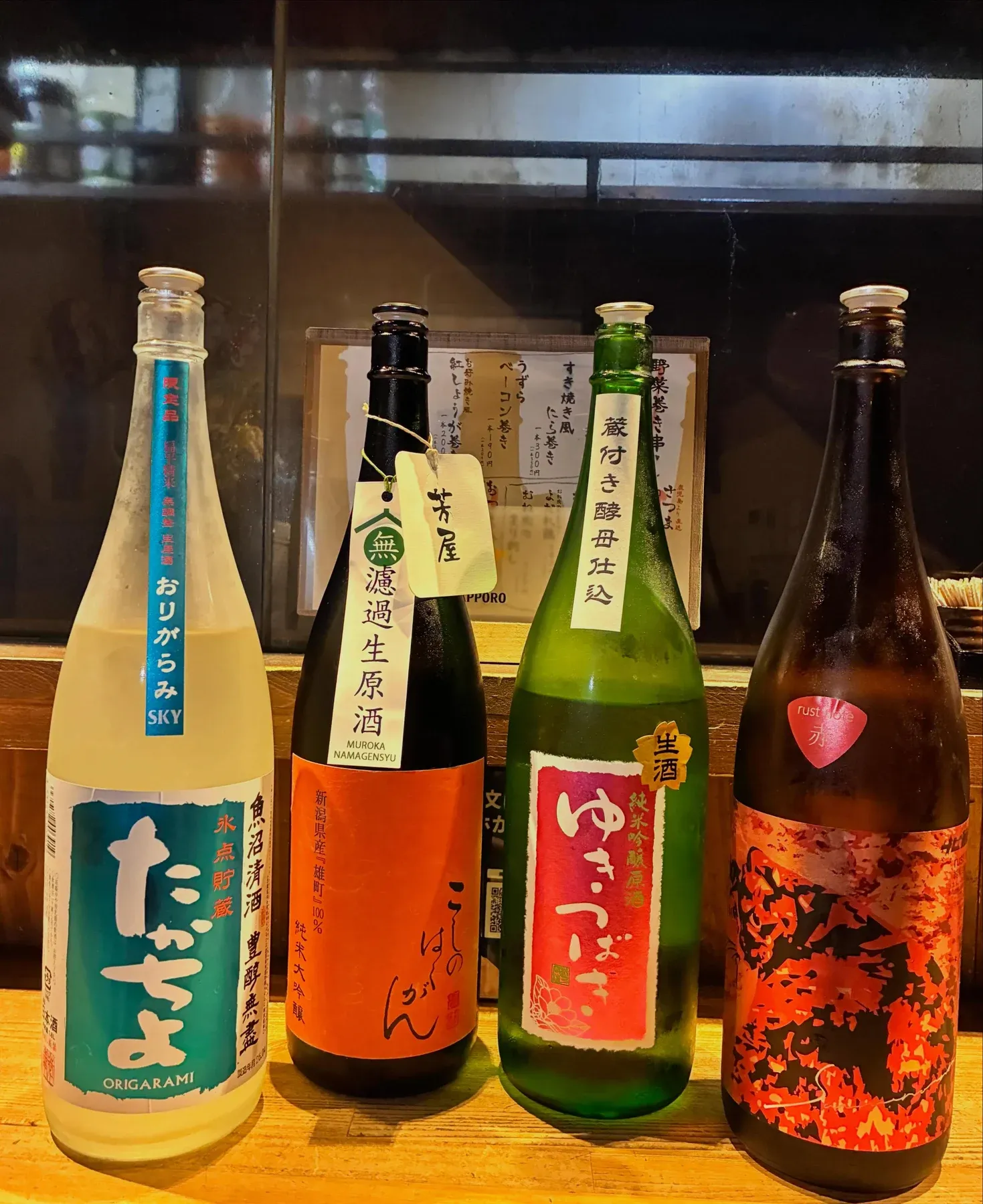 店内に並ぶ日本酒の瓶