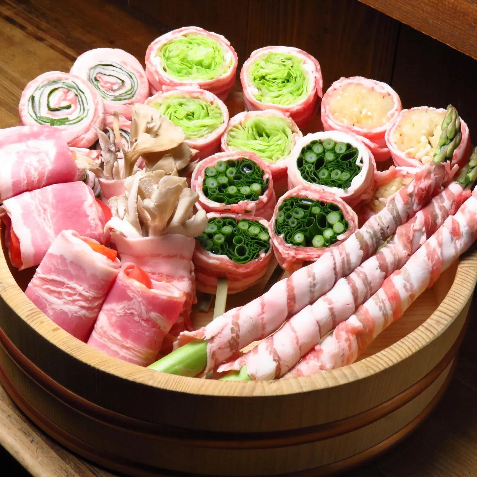 皿に並んだ彩り豊かな野菜巻き串