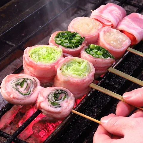 焼き台で焼かれる野菜巻き串